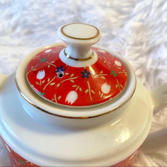 Vintage John Wagner & Sons 2 Cup Tulip Print Porcelain Small Teapot Red/White - Picture 2 of 10